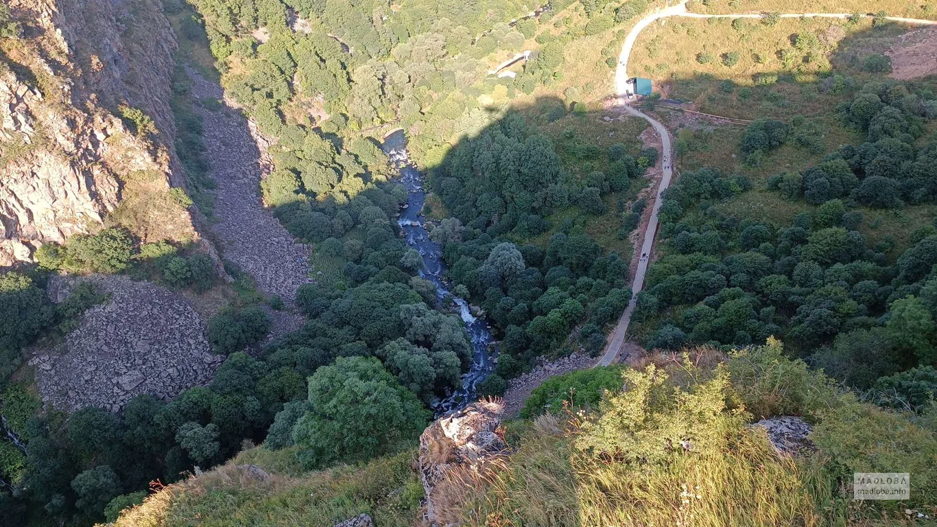 Вид сверху на каньон Дашбаши