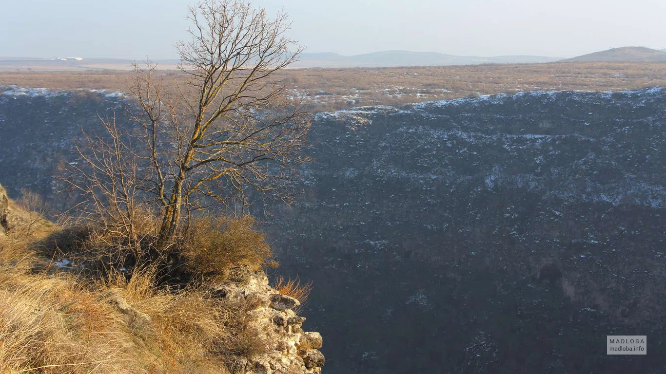 Обрывистые стены каньона в Самшвилде
