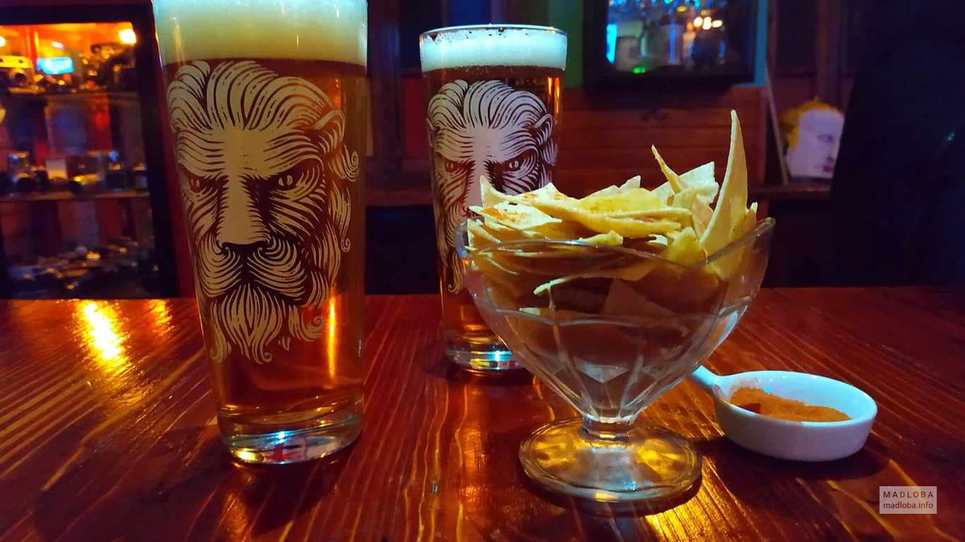 Пенные напитки в Kantora Bar в Грузии