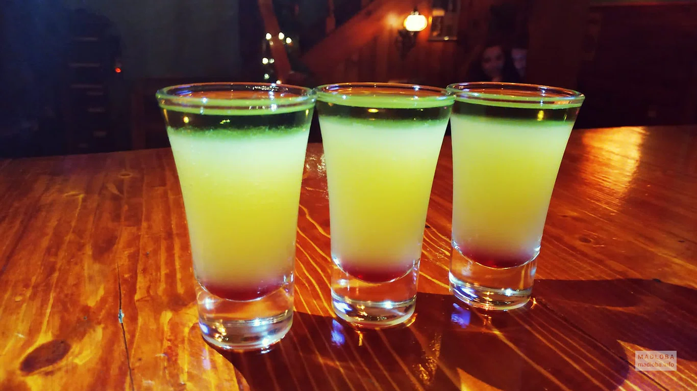 Коктейли в Kantora Bar в Тбилиси