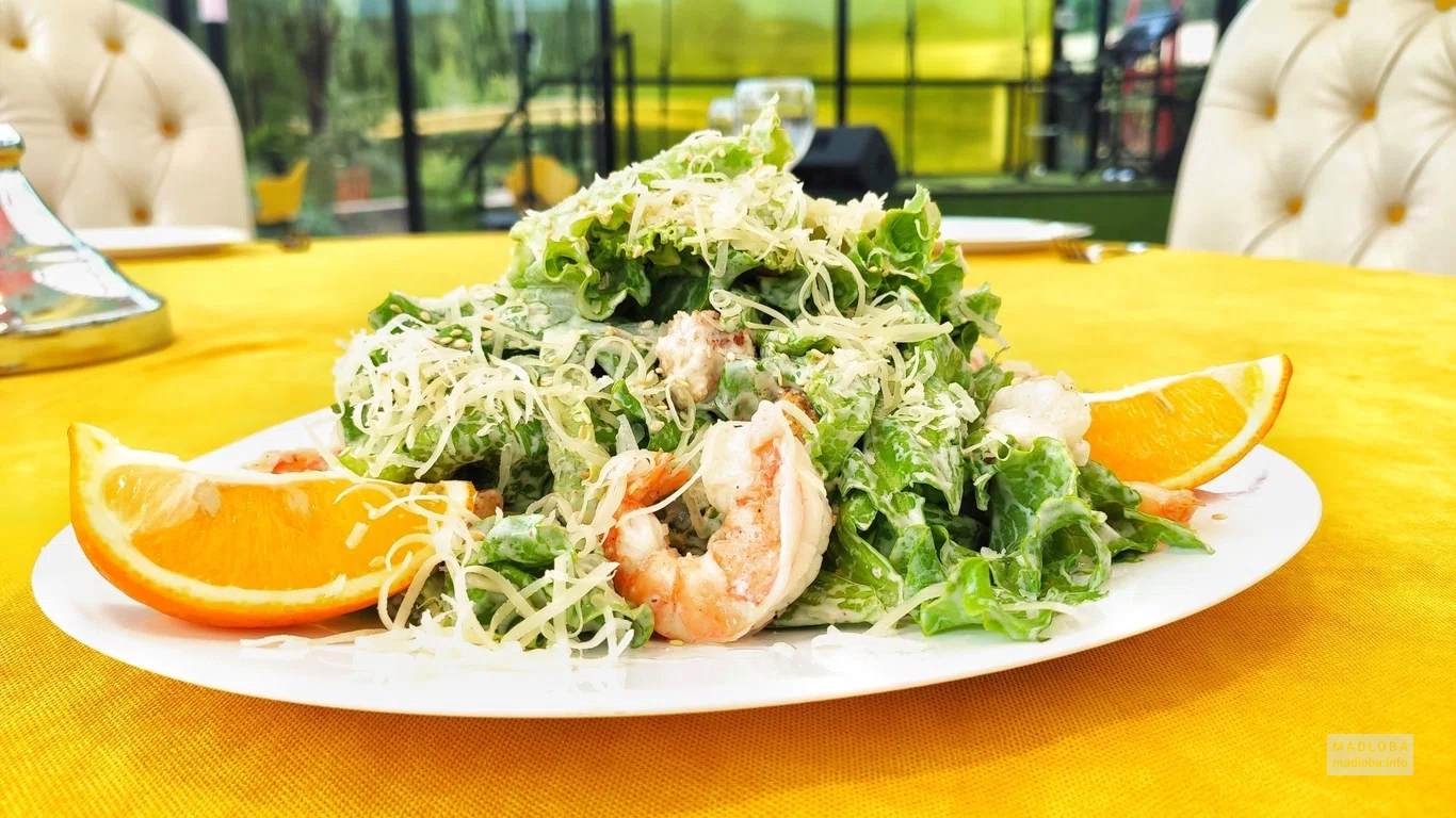 Блюдо из морепродуктов в ресторане Каравела
