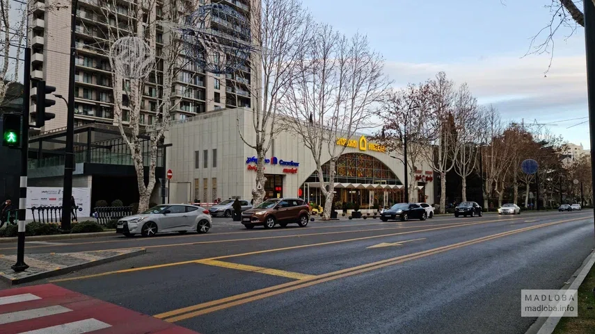ჰიპერმარკეტი" კარფური " ვაკაში