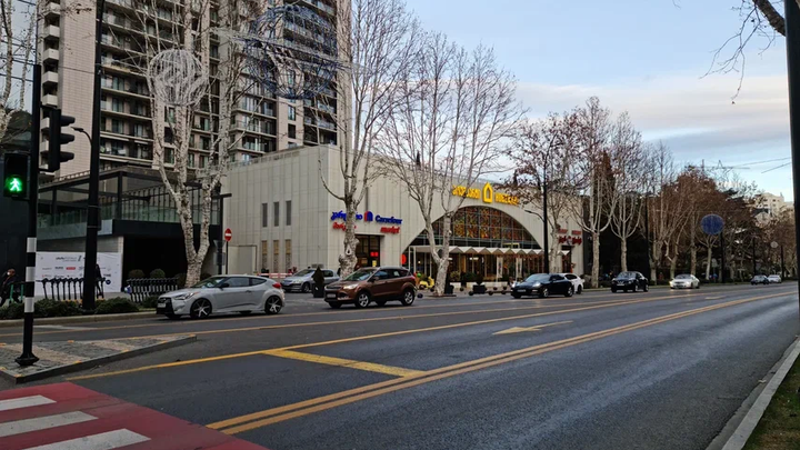 Гипермаркет "Carrefour" в Ваке