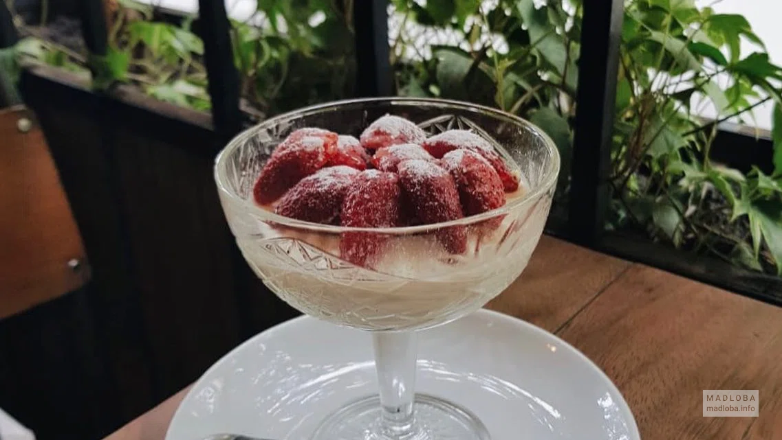 Десерт в Keti's Bistro в Тбилиси