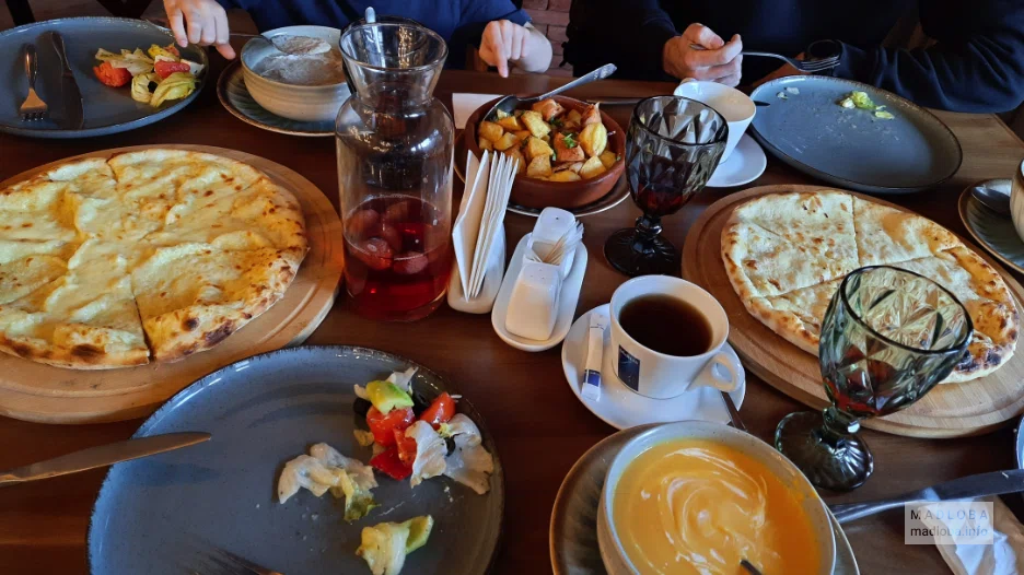 Вкусное застолье в Ресторане "Khevi" в Степанцминде