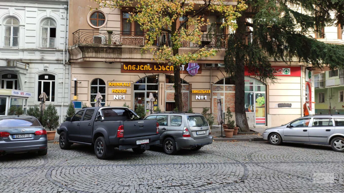Вид на вход в ресторан Khinkali House N1