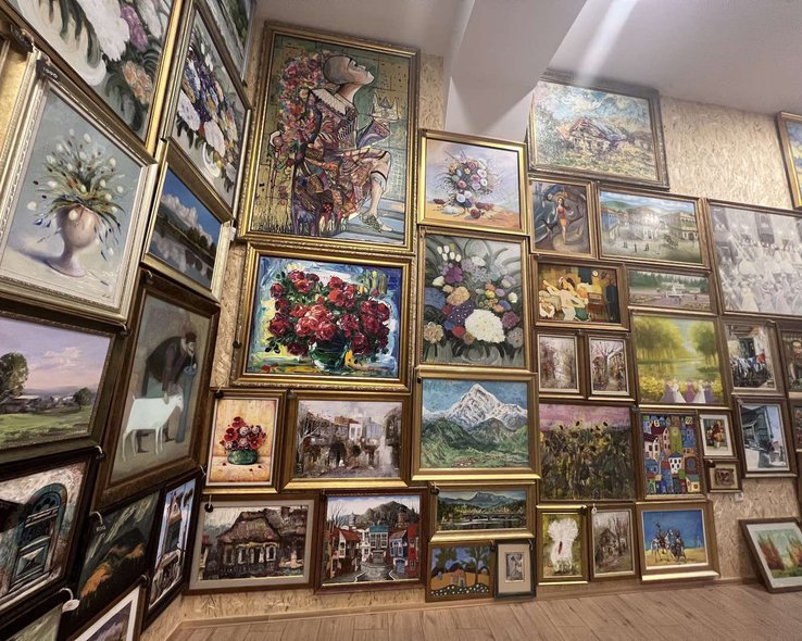 картины в художественной галерее Studio Art