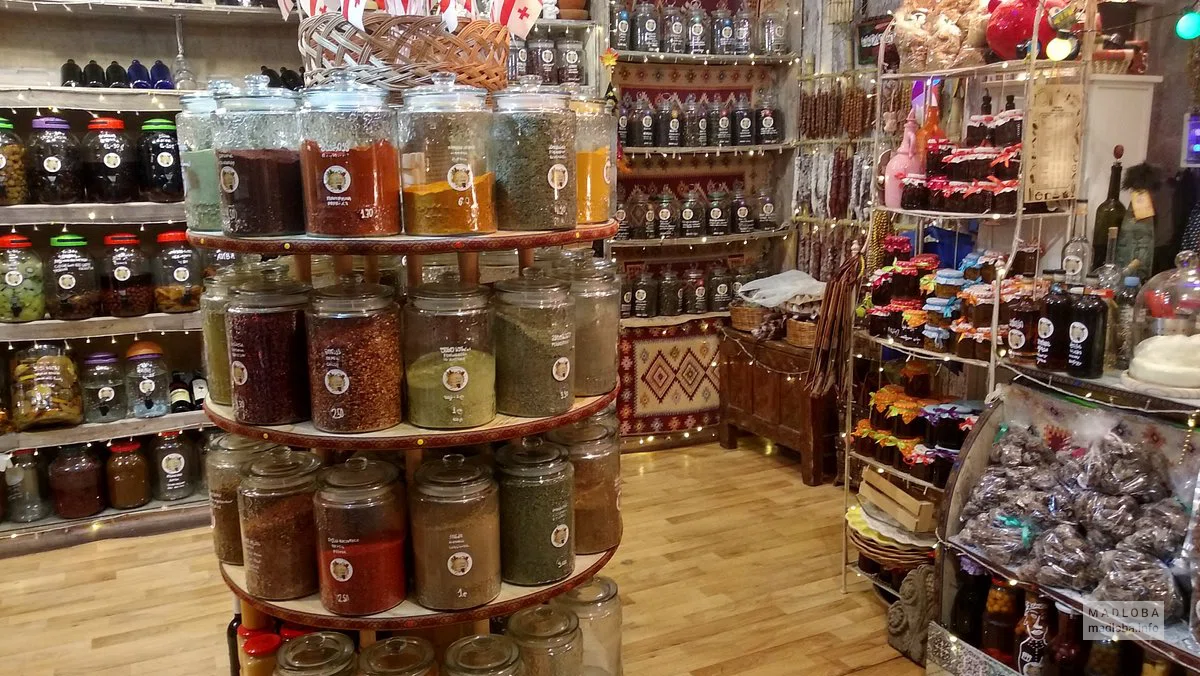 Банки со специями в магазине Хурджини