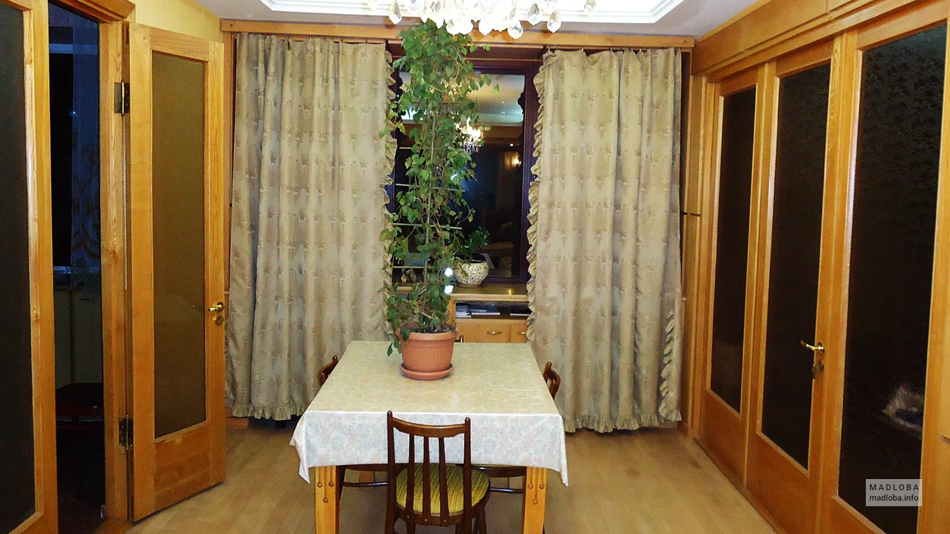 Kiki Hostel стол в комнате Грузия