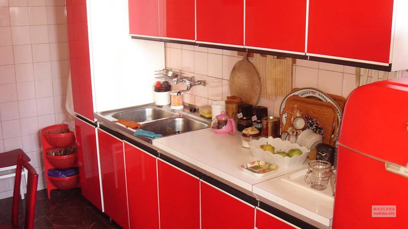 Кухня в грузинском Kiki Hostel