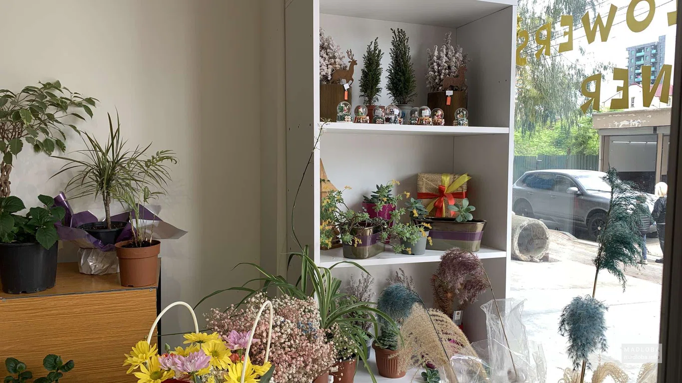 Kiki’s Flowers Corner — букет на любой случай, оформление праздников и декор