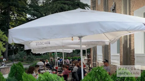Вид на летнюю террасу в Kikodze Bar