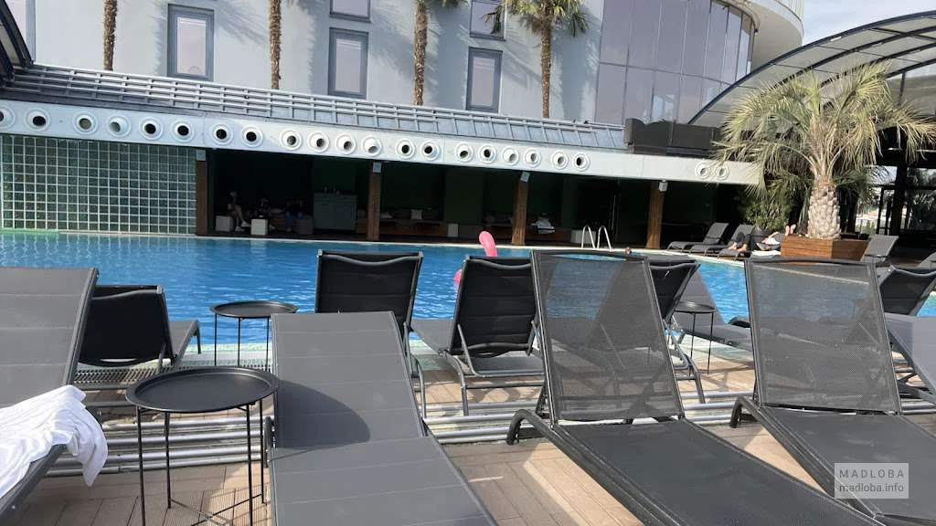 Бассейн под открытым небом в жилом комплексе "King David Pool" в Тбилиси