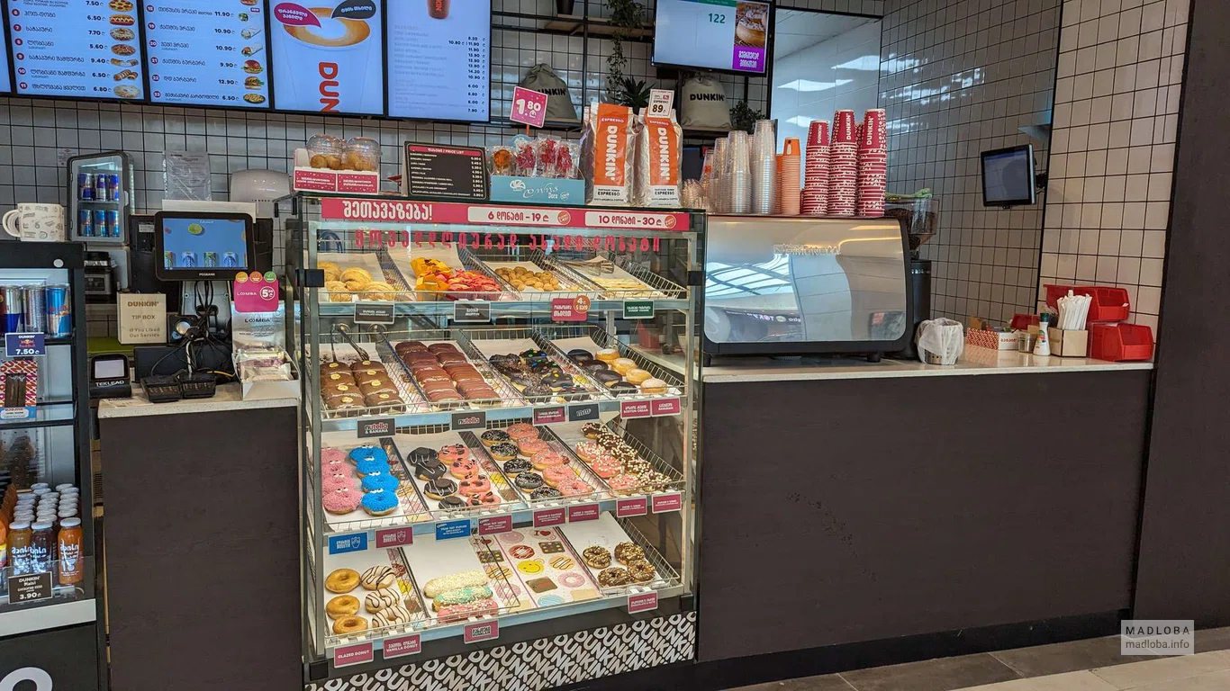 Витрина кофейни "Dunkin' Donuts" в торговом центре "Grand Mall"