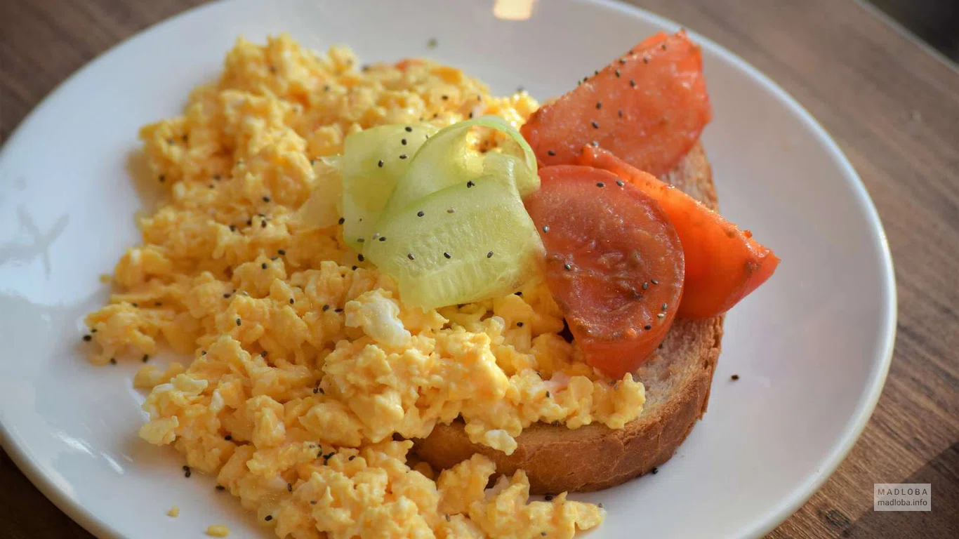 Подача блюда в MOLOKO Coffe&Breakfast