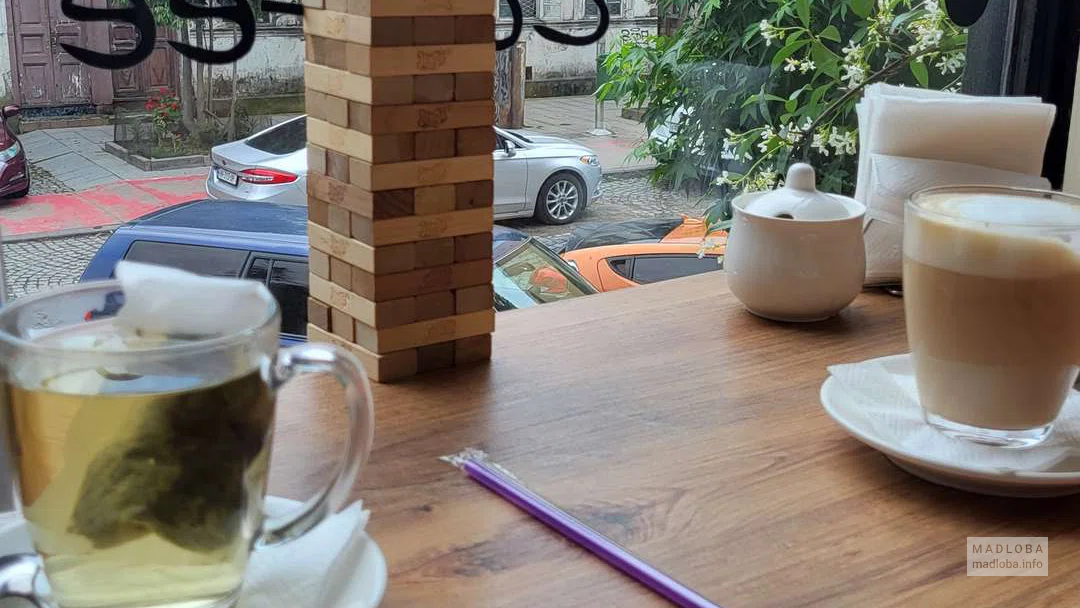 Подача напитков в MOLOKO Coffe&Breakfast