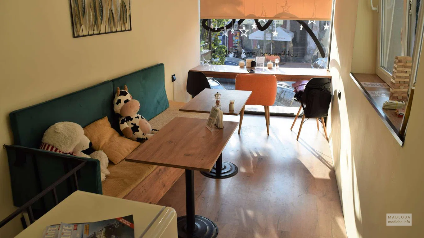Столики в кофейне MOLOKO Coffe&Breakfast