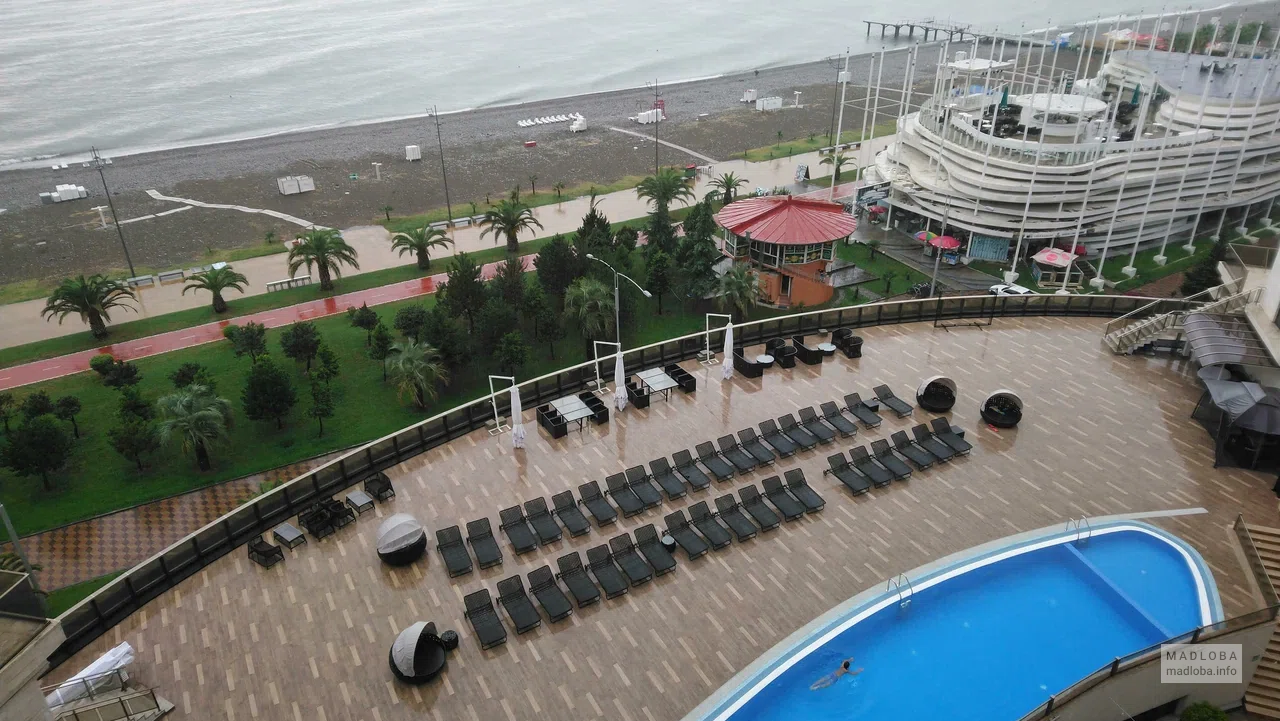 Вид на бассейн и море из номера Colosseum Marina Hotel