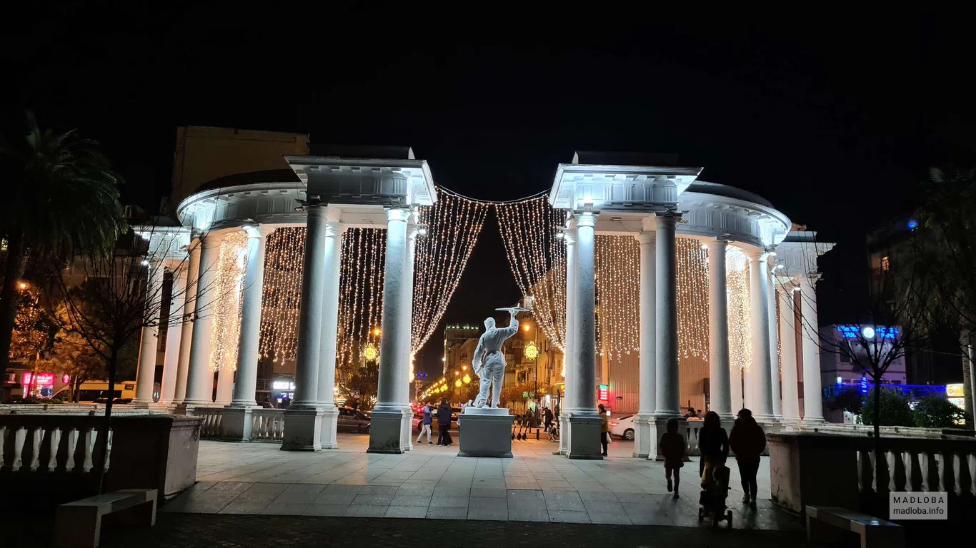 Колоннада в парке шестого мая