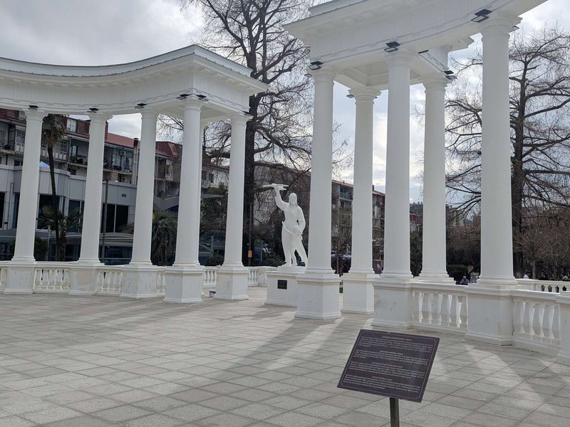 
								6 May Park
