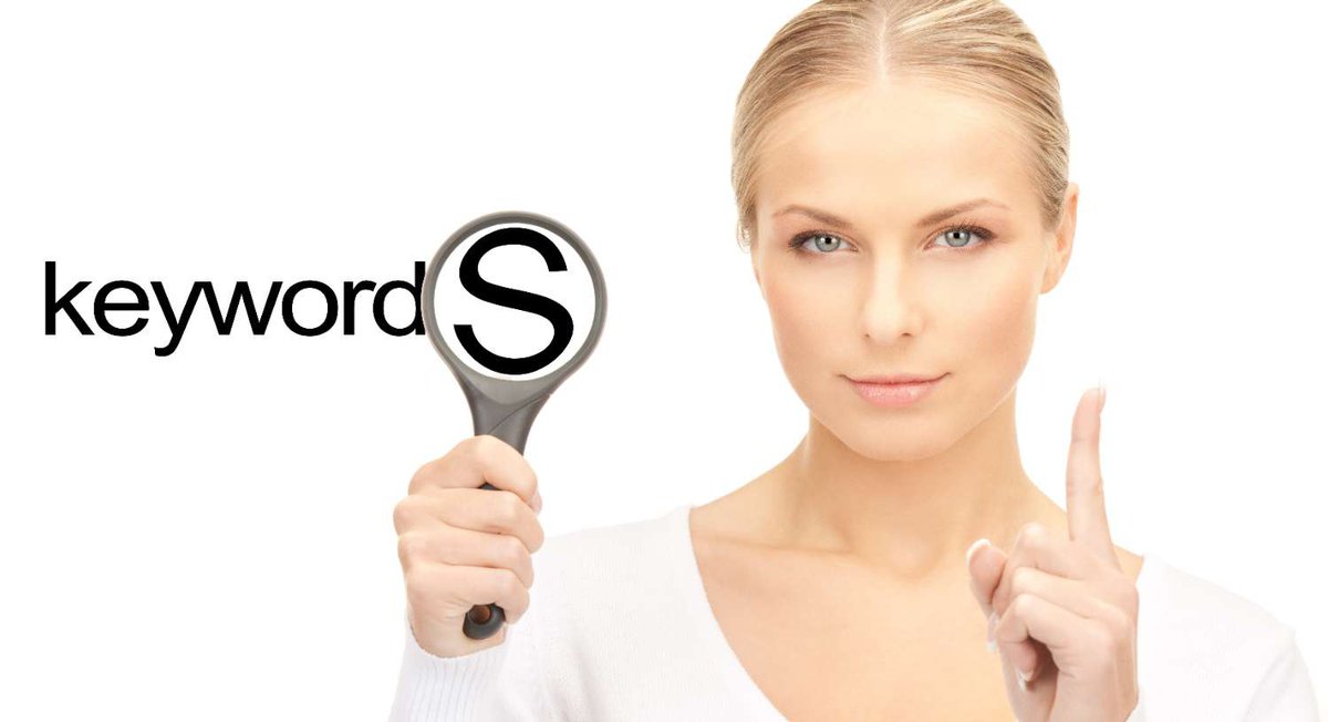 Концепция бизнеса и seo - женщина с увеличительным стеклом и ключевым словом.jpg