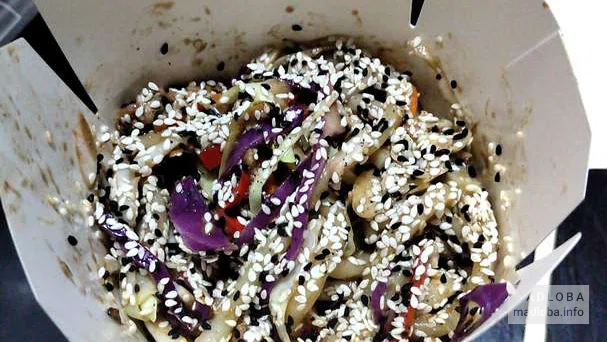 Китайская лапша WOK в меню ресторана