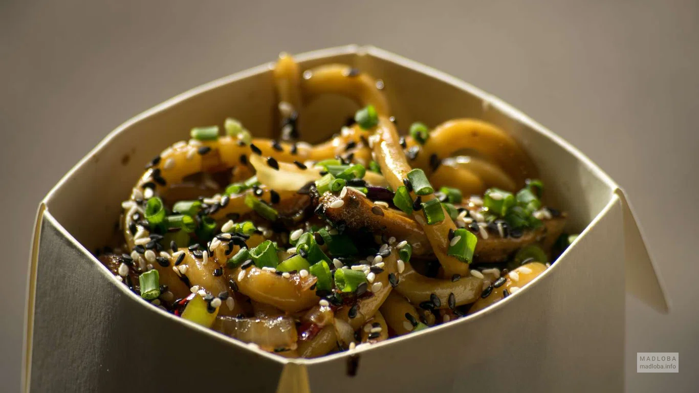 Китайская лапша WOK в меню ресторана