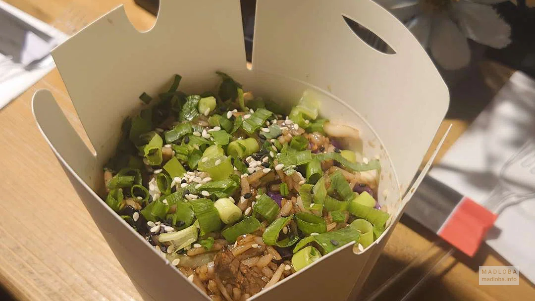 Китайская лапша WOK в меню ресторана