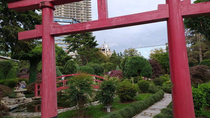 წითელი იაპონური კარიბჭე ფოთლების გარეშე (ტორიი)
