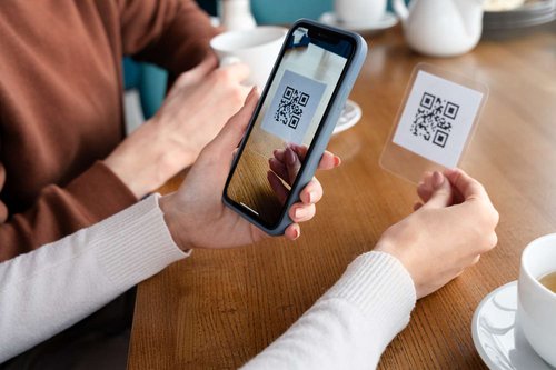 Крупным планом руки сканируют qr-код.jpg