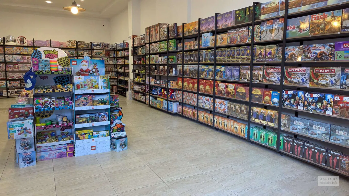 большой ассортимент настольных игр в магазине "Kura Kura" Батуми