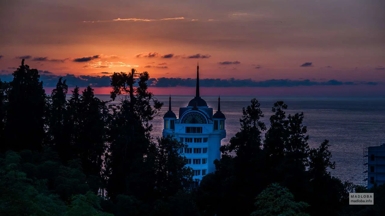 Курортный отель на берегу моря "Castello Mare Hotel & Wellness Resort" на закате