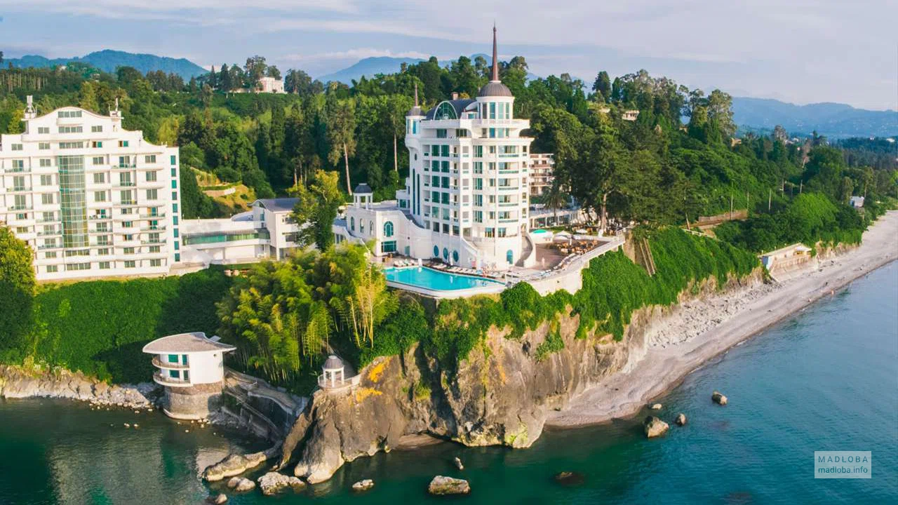Курортный отель на берегу моря "Castello Mare Hotel & Wellness Resort" в Цихисздири