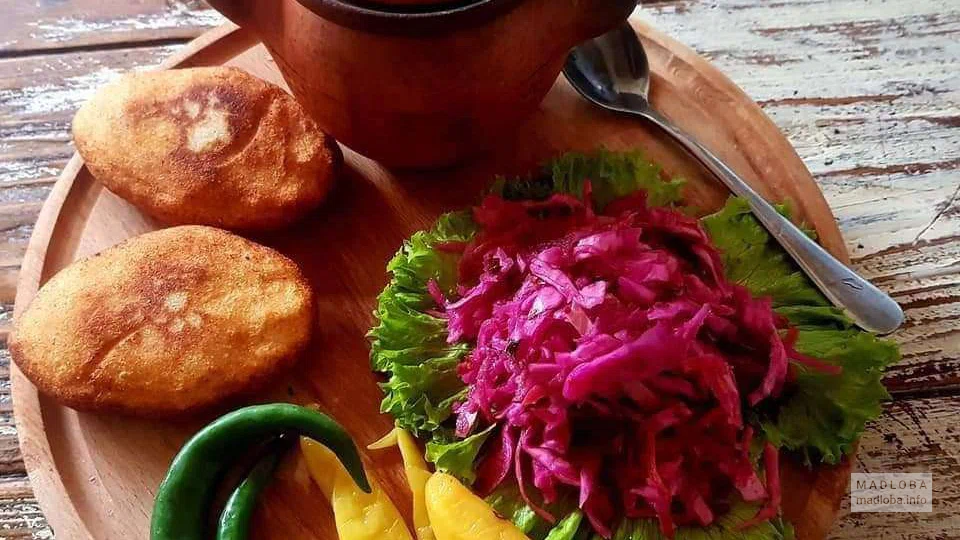 Подача блюда грузинской кухни