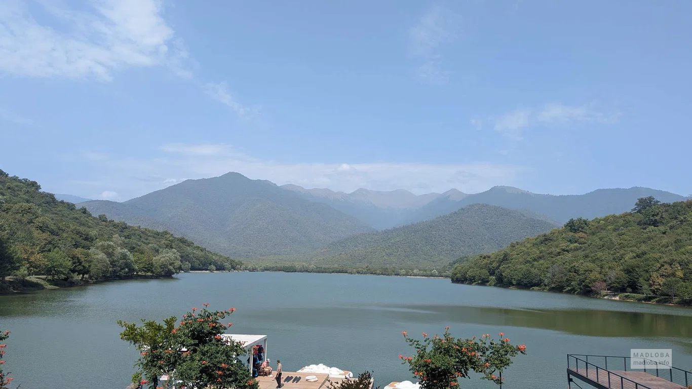 Вид на озеро в отеле Kvareli Lake Resort в Кварели