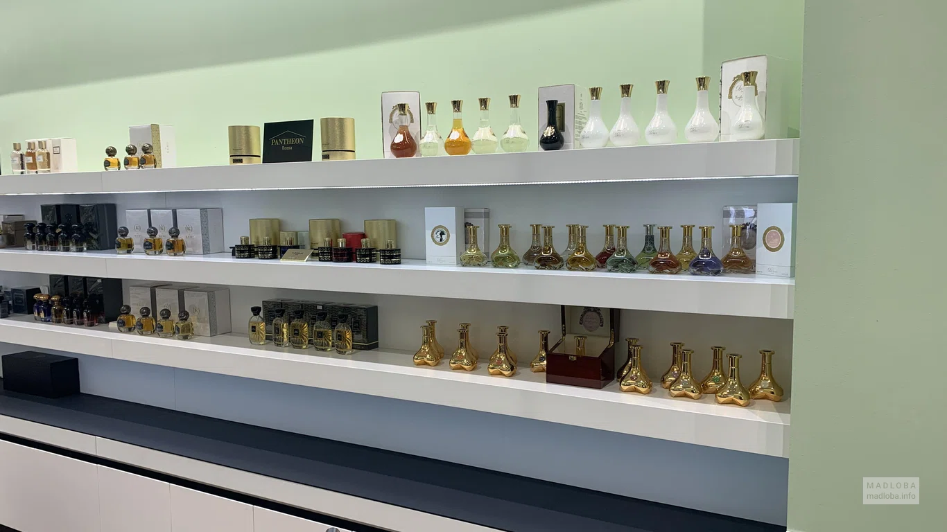 Флаконы духов на полках L`Arome Boutique