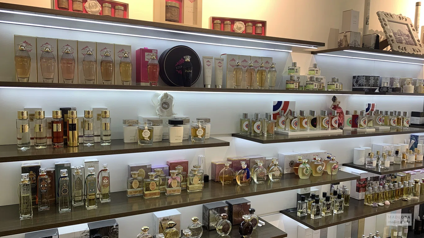 Ассортимент духов для женщин в L`Arome Boutique