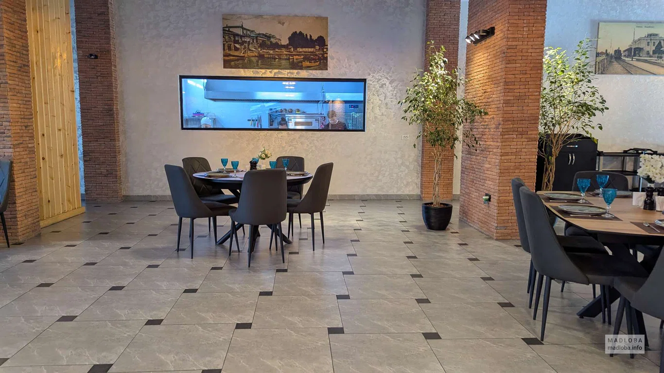 Столики в зале ресторана Lima Restaurant