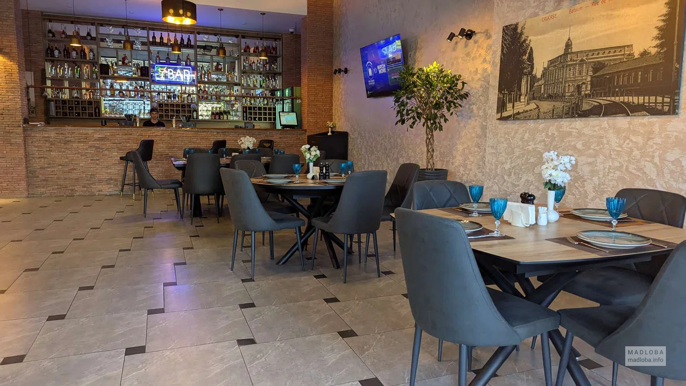 Столики в зале ресторана Lima Restaurant