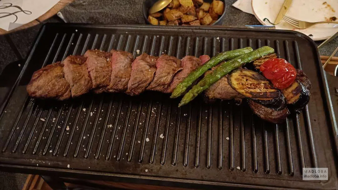 Подача стейка в ресторане La Brasserie