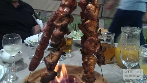 Шашлык на шампурах в ресторане La Maree