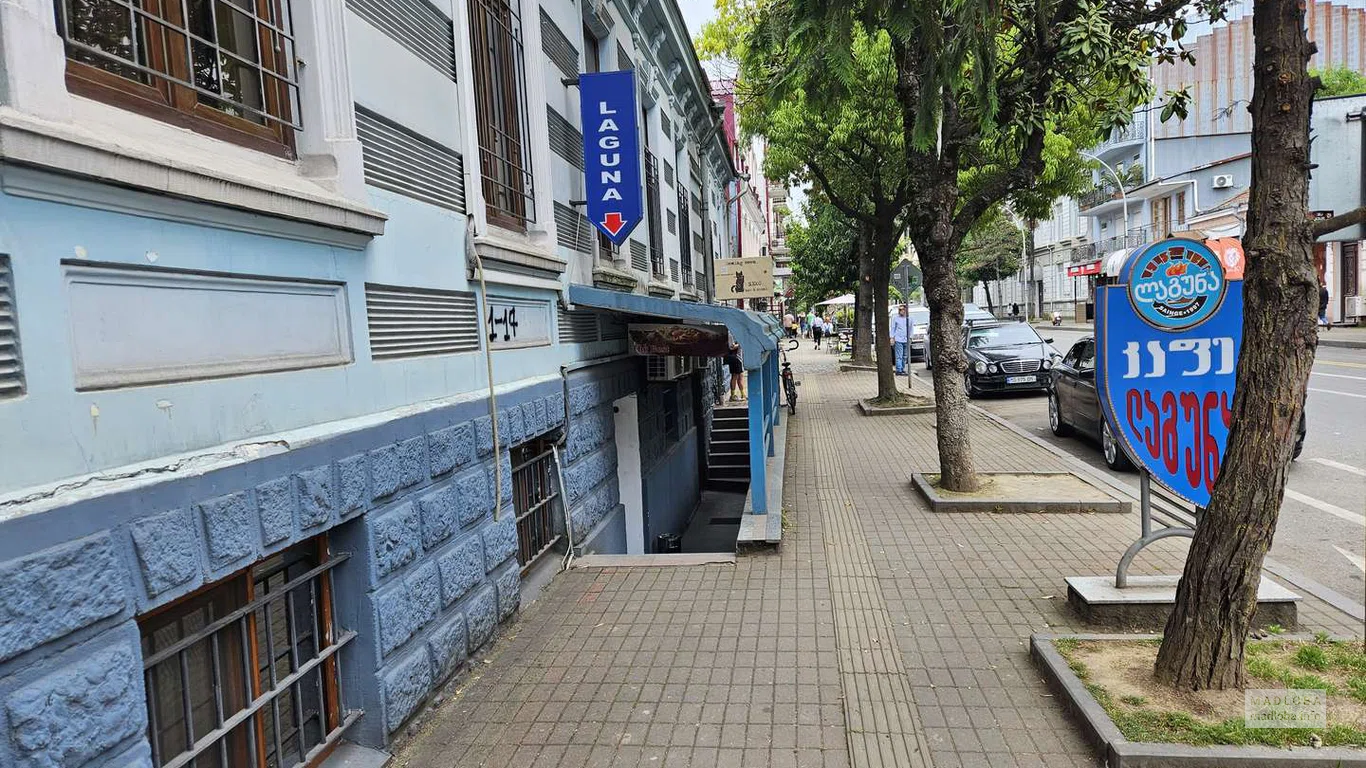 Вид на вход в Кафе Laguna
