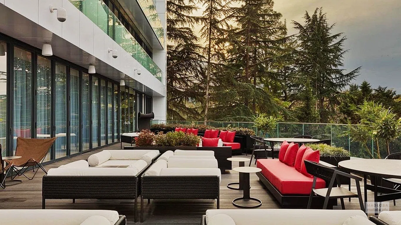 Летняя терраса в отеле Le Meridien Batumi