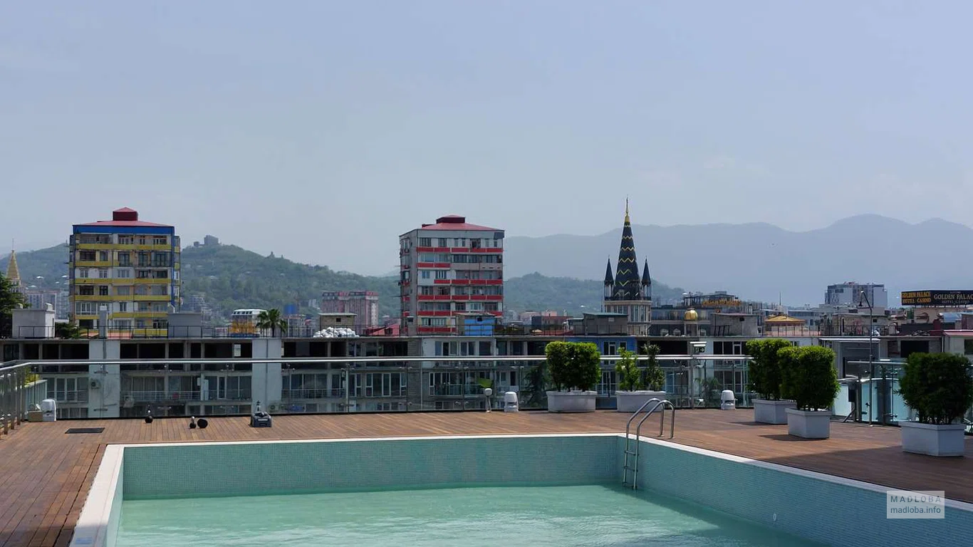 Бассейн отеля Le Méridien Batumi