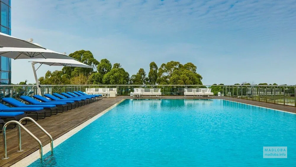 бассейн на территории отеля Le Meridien Batumi