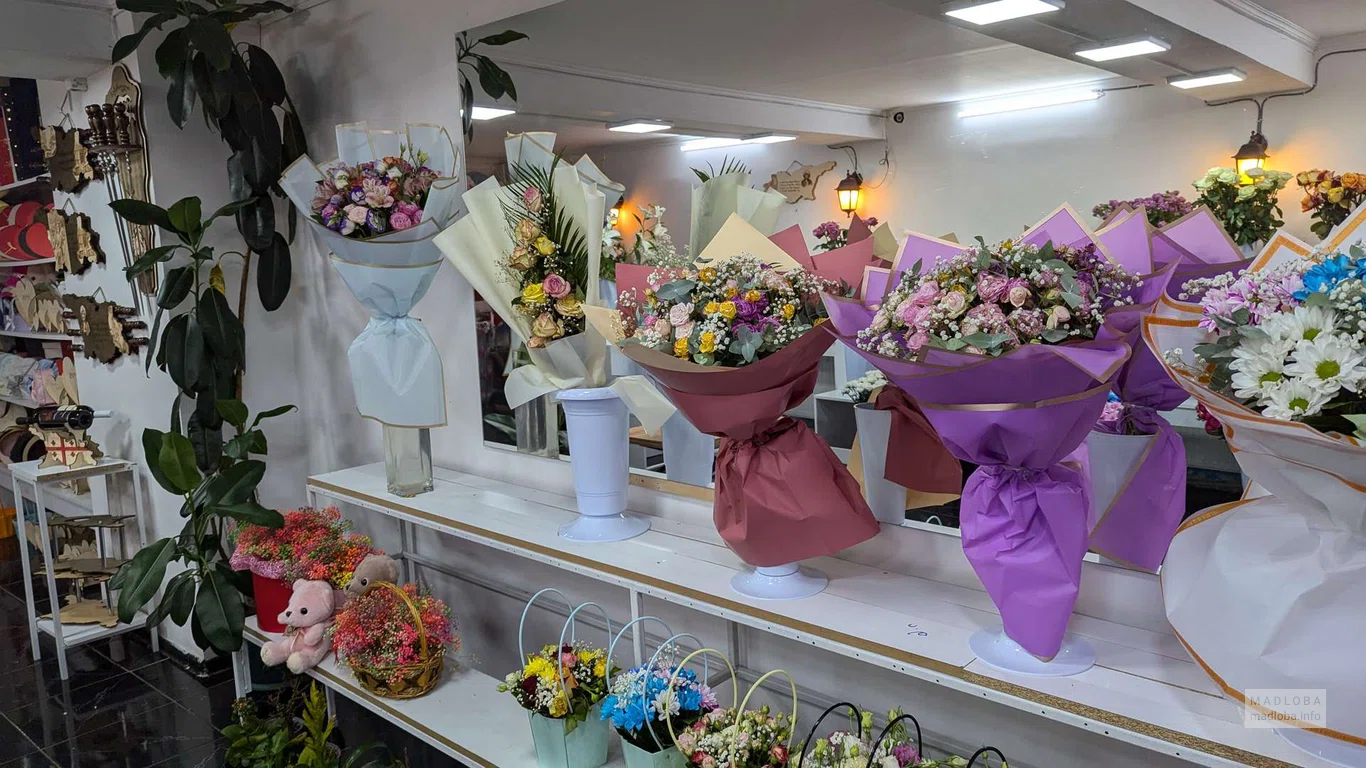 ассортимент букетов в магазине Lilianas Flowers в Батуми