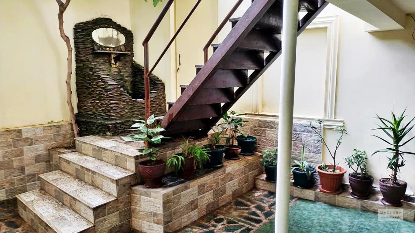 Лестница в Lions Hotel в Тбилиси