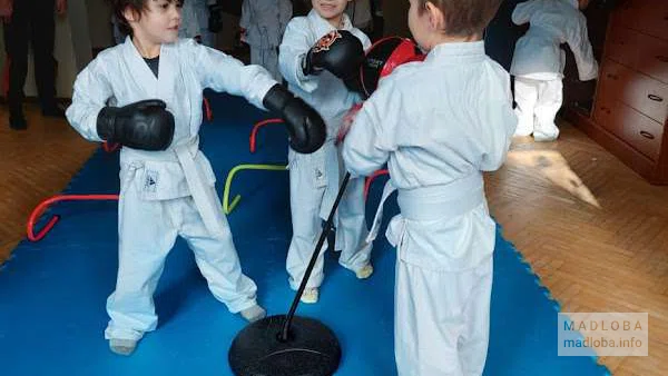 спортивные тренировки в Английском детском саду "Little Seedlings"