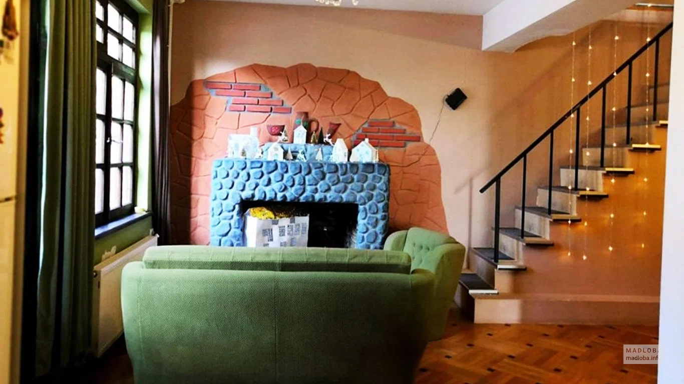 Декоративный камин и лестница в Lucky Family Hotel