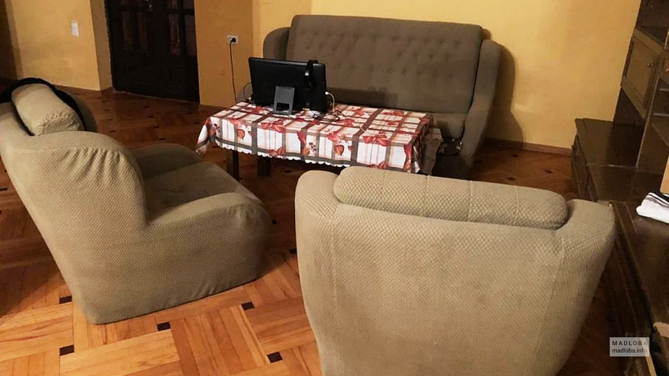 Диван и кресла в номере Lucky Family Hotel